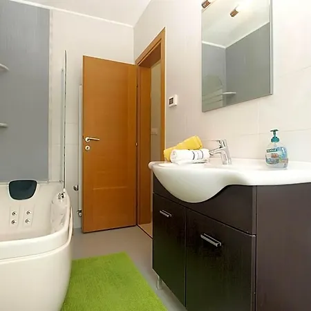 Apartment 1695